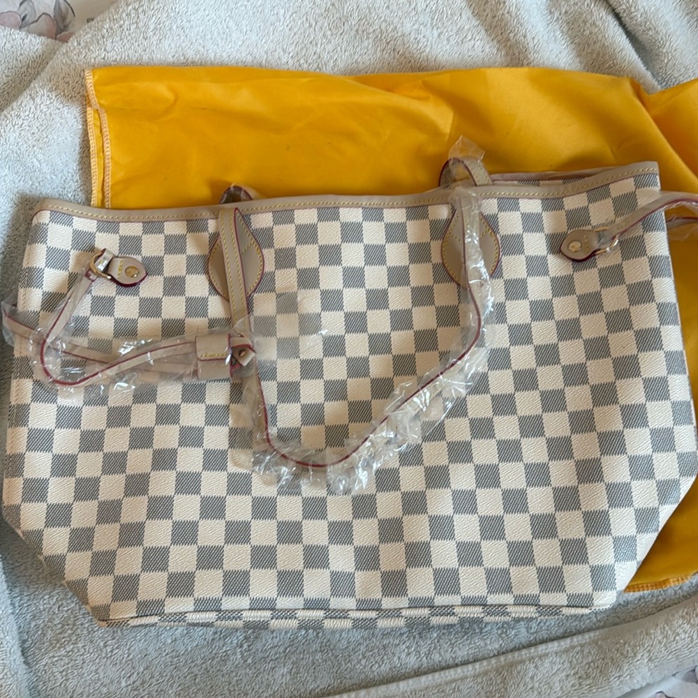 Pink lily checkered tote bag